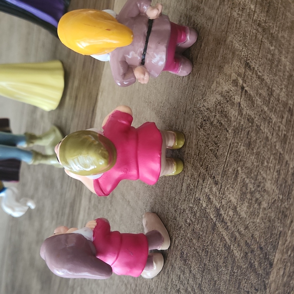 Snow White and the Seven Dwarfs Figurine Set - Picture 12 of 13